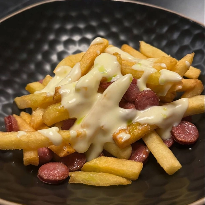 Картофель фри с охотничьими колбасками и сливочным сыром
